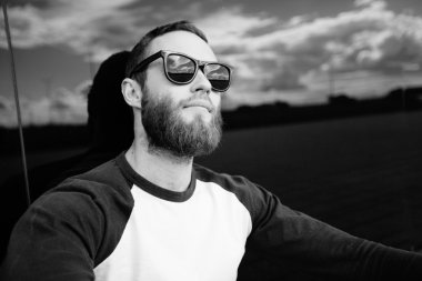 Hipster adam gözlüklü