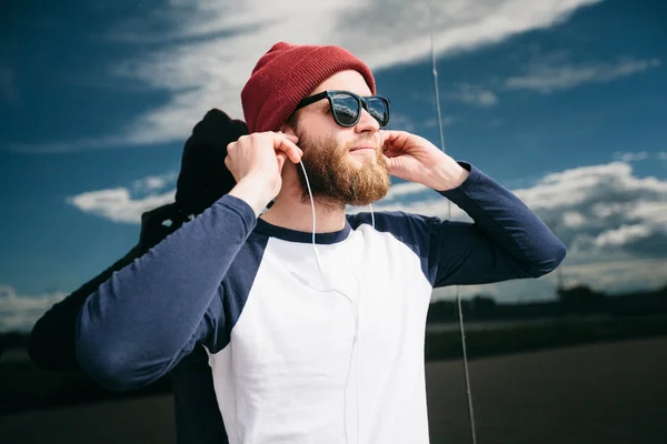 Hipster menino ouvindo música vestindo chapéu — Fotografia de Stock