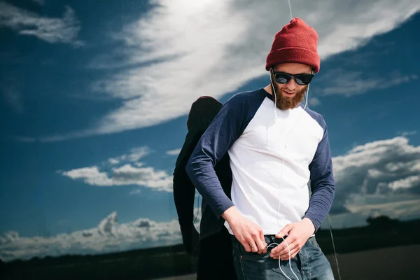 Hipster ragazzo ascoltando musica indossando cappello — Foto Stock