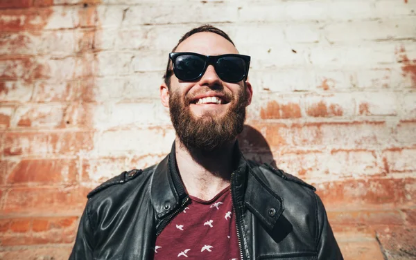 Hipster man wearing sunglasses — Stock Photo, Image