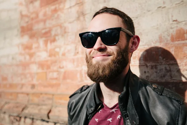 Homem hipster usando óculos de sol — Fotografia de Stock