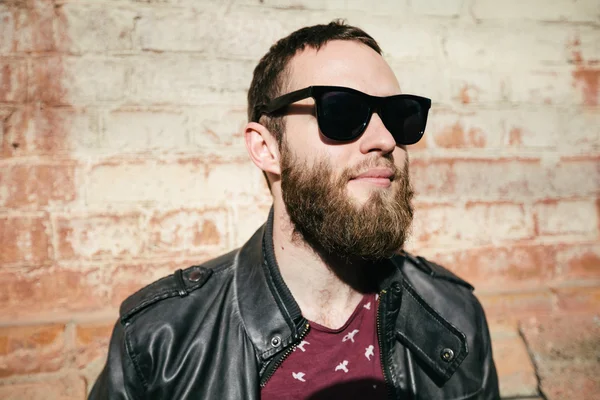 hippi erkek güneş gözlüğü takıyor