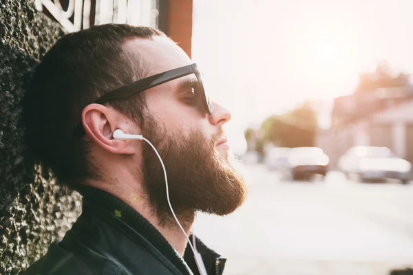 Hipster lyssnar på musik porträtt — Stockfoto