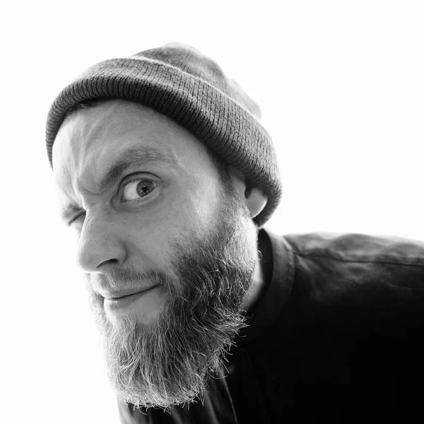 komik yenilikçi bir kameraya bakıyor