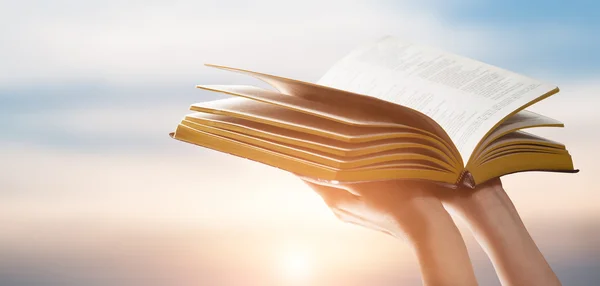 Frau liest in der Dunkelheit die Bibel — Stockfoto