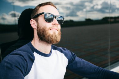 Hipster adam gözlüklü