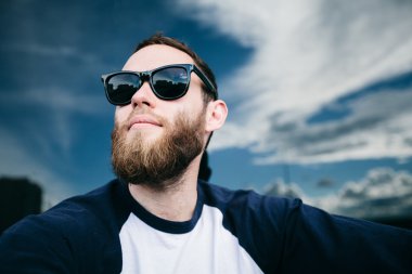 Hipster adam gözlüklü