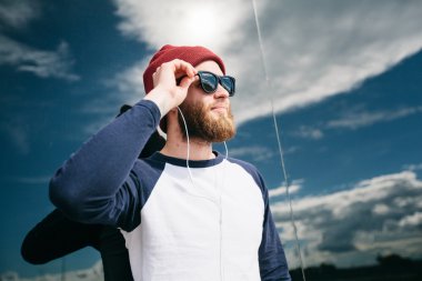 Hipster adam gözlüklü