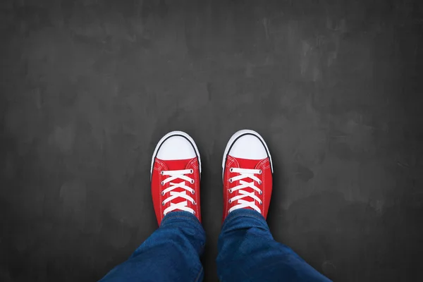 Scarpe da ginnastica rosse sulla lavagna — Foto Stock