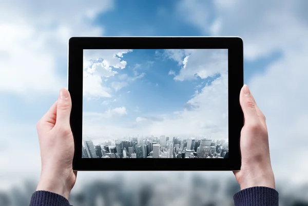 Woman hand taking photo of the city with a tablet pc — Stock Photo, Image