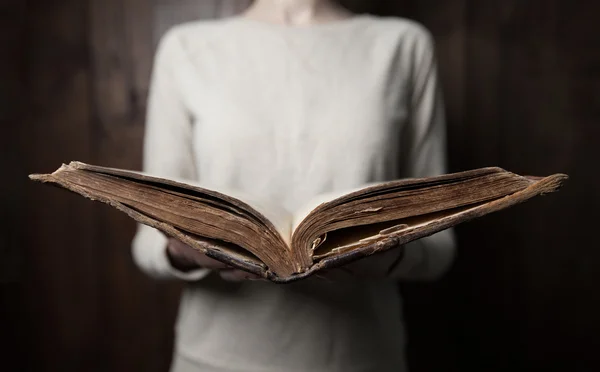 Las manos de la mujer en la Biblia. ella está leyendo y orando sobre la Biblia en un —  Fotos de Stock