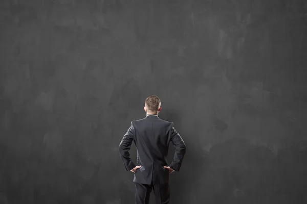 Hombre de negocios mirando una pared —  Fotos de Stock