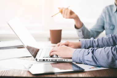 Ahşap üzerinde ofiste dizüstü kullanarak çalışan Web tasarımcıları 