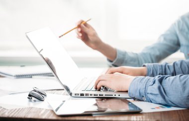 Ahşap üzerinde ofiste dizüstü kullanarak çalışan Web sitesi geliştiriciler