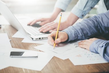 Ahşap üzerinde ofiste dizüstü kullanarak çalışan Web sitesi geliştiriciler