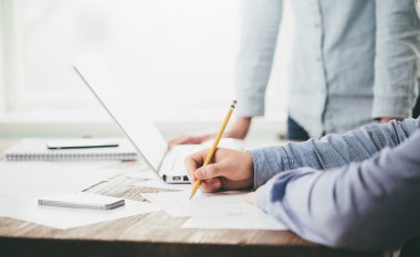 Ahşap üzerinde ofiste dizüstü kullanarak çalışan Web sitesi geliştiriciler