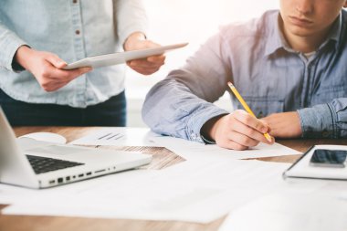 Ahşap üzerinde ofiste dizüstü kullanarak çalışan Web sitesi geliştiriciler