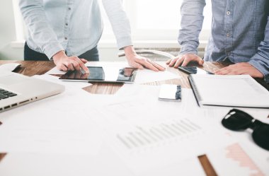 Ahşap üzerinde ofiste dizüstü kullanarak çalışan Web sitesi geliştiriciler