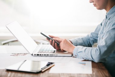 Ahşap üzerinde ofiste dizüstü kullanarak çalışan Web sitesi geliştiriciler