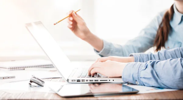 Desenvolvedores de site trabalhando usando laptop no escritório em madeira — Fotografia de Stock