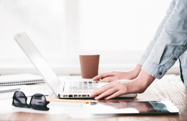 Manager arbeiten mit Laptop im Büro auf Holztisch. Film — Stockfoto