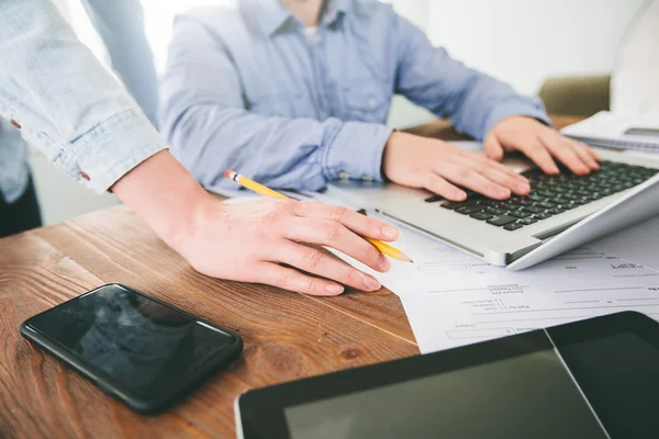 Website-Entwickler arbeiten mit Laptop im Büro auf hölzernen — Stockfoto