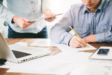 Ahşap üzerinde ofiste dizüstü kullanarak çalışan Web sitesi geliştiriciler 