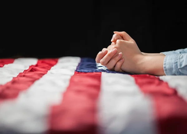 アメリカの国旗を祈る手 — ストック写真