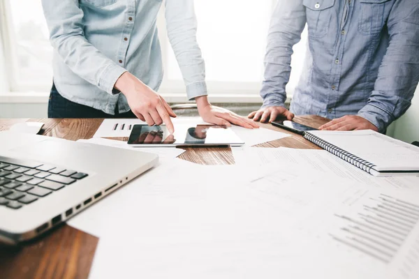 Ahşap üzerinde ofiste dizüstü kullanarak çalışan Web sitesi geliştiriciler 