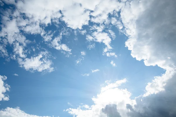 Ciel avec nuages et rayons du soleil — Photo