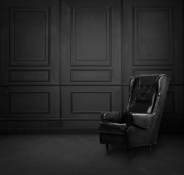 안락의 자와 검은 방 인테리어 디자인 — 스톡 사진
