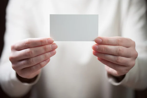 Mão segurando cartão de visita em branco — Fotografia de Stock