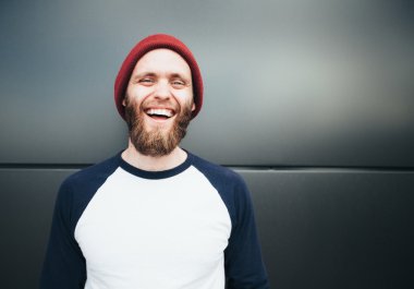 Gülümseyen ve beyaz boş t-shirt giyen hipster adam