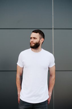 Logonuzu yeri olan beyaz boş t-shirt giyen hipster