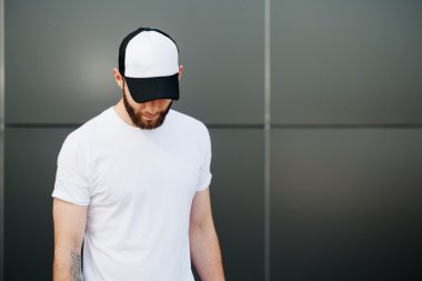 Beyaz boş t-shirt ve bir kap ile yer giydiğin için yenilikçi