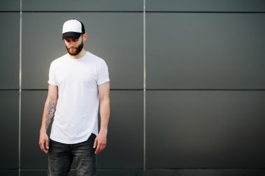 Beyaz boş t-shirt ve girintili ile beysbol şapkası giyen hipster