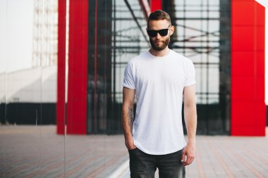 Logonuzu yeri olan beyaz boş t-shirt giyen hipster