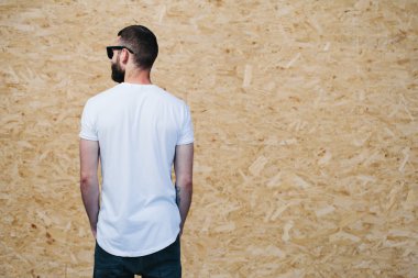 Logonuzu yeri olan beyaz boş t-shirt giyen hipster