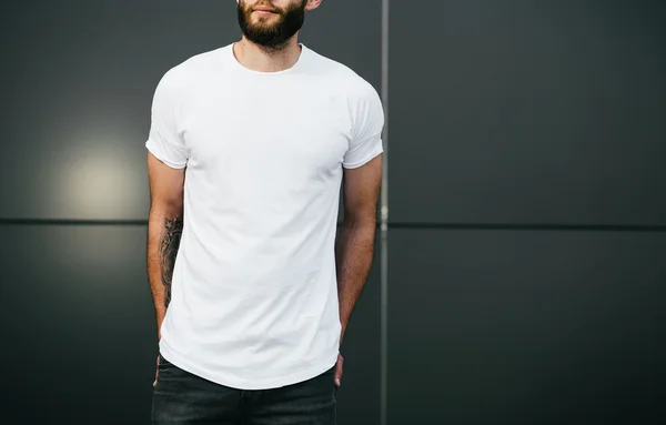 Witte lege t-shirt met ruimte voor uw logo — Stockfoto