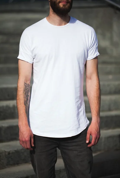 Logonuzu yeri olan beyaz boş t-shirt giyen hipster — Stok fotoğraf