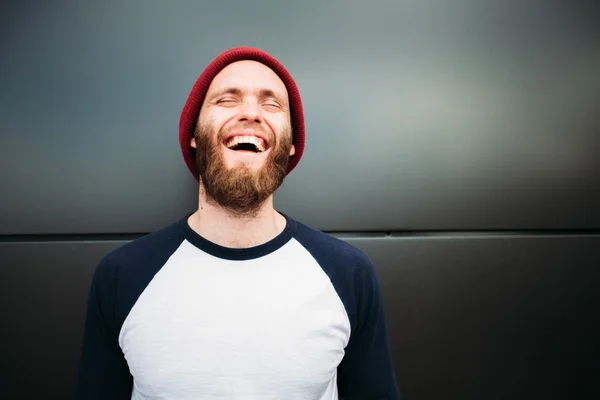 Hipster homem sorrindo e vestindo t-shirt branca em branco — Fotografia de Stock