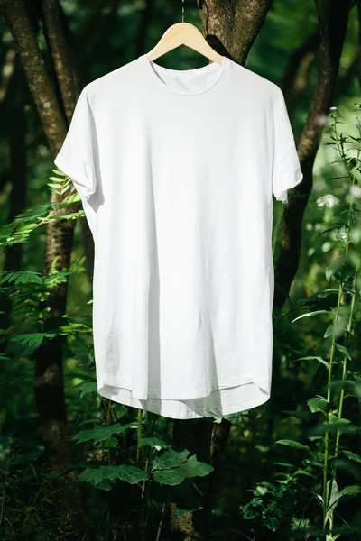 Camiseta blanca en blanco maqueta en el árbol — Foto de Stock