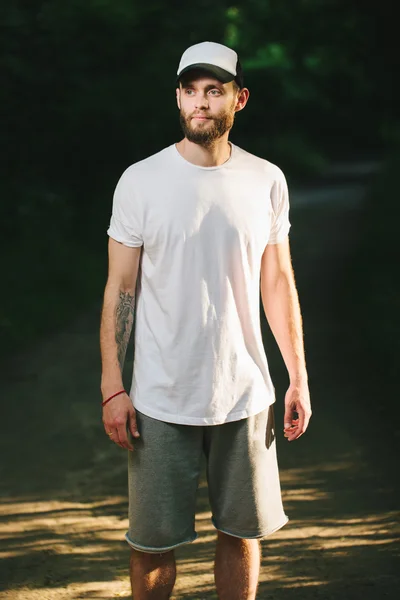 Hipster άνδρα που φοράει το λευκό κενό t-shirt με χώρο για το λογότυπό σας — Φωτογραφία Αρχείου