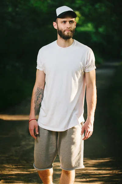 Camiseta blanca en blanco con espacio para su logotipo — Foto de Stock