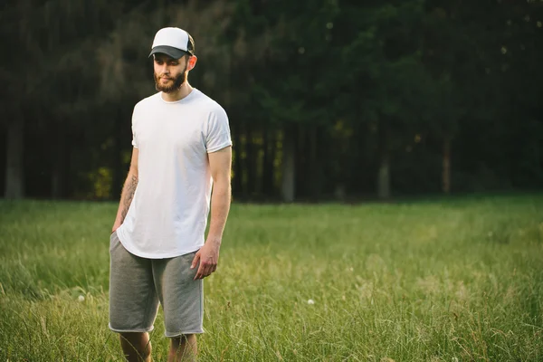 Hipster homem vestindo branco t-shirt em branco com espaço para o seu logotipo — Fotografia de Stock