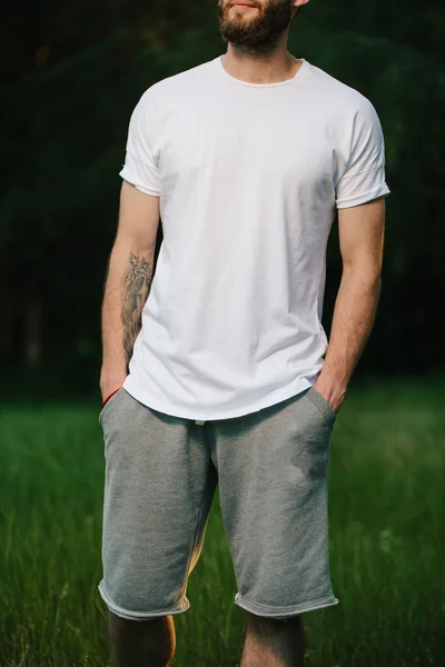 Hipster man poartă tricou alb gol cu spațiu pentru logo-ul tău — Fotografie, imagine de stoc