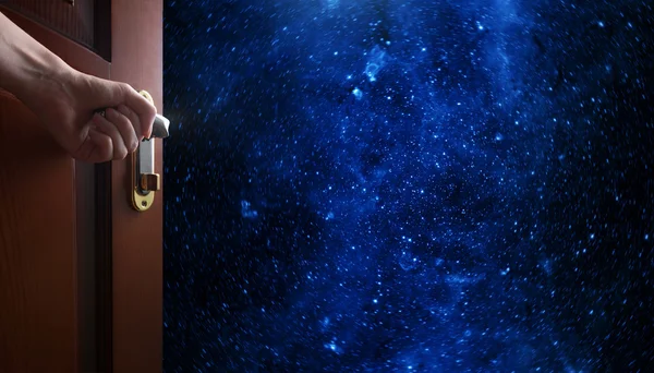 Χέρι ανοίγει πόρτα άδειο δωμάτιο για τον πλανήτη Γη από το διάστημα. Κάποια — Φωτογραφία Αρχείου
