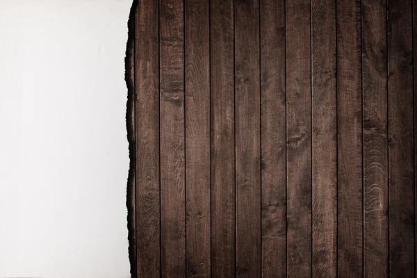 木製の看板に破れた紙 — ストック写真
