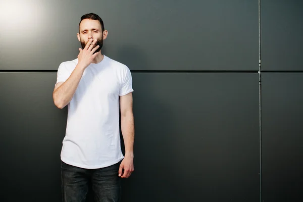 T-shirt branca em branco com espaço para o seu logotipo — Fotografia de Stock