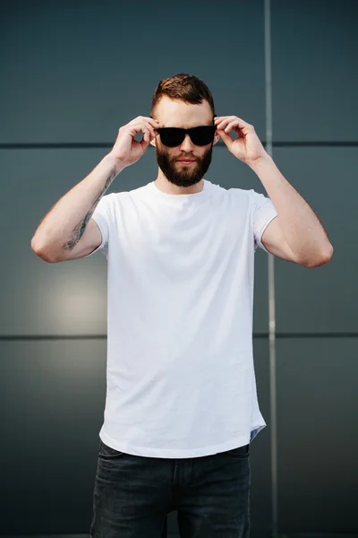 Vit blank t-shirt med plats för din logo — Stockfoto